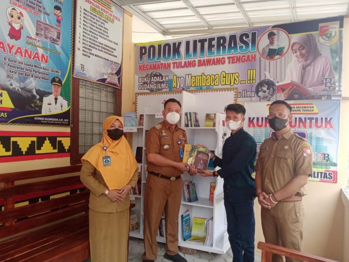Melalui Karang Taruna Berkarya, Unila hibahkan buku untuk pojok Literasi kecamatan Tuba-Tengah